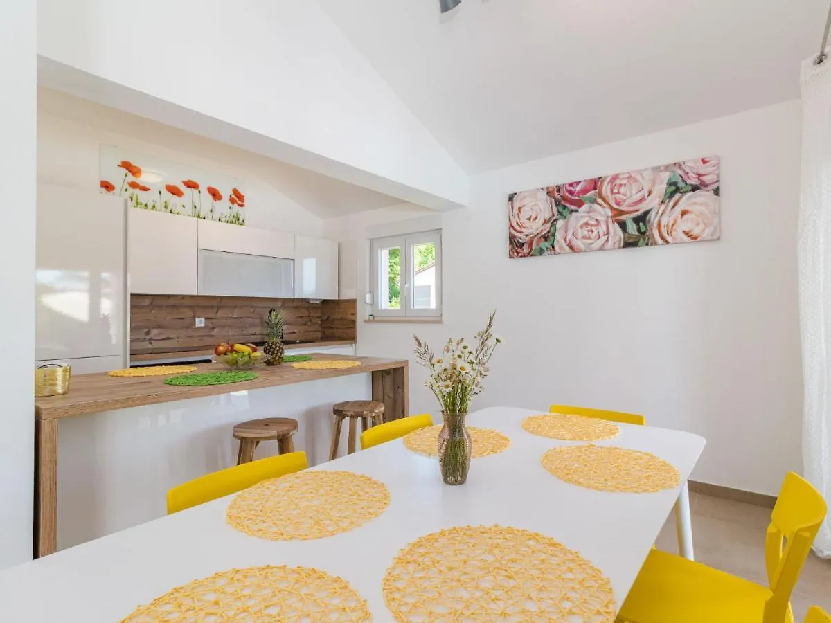 Holiday Home Mario By Interhome Svetvincenat