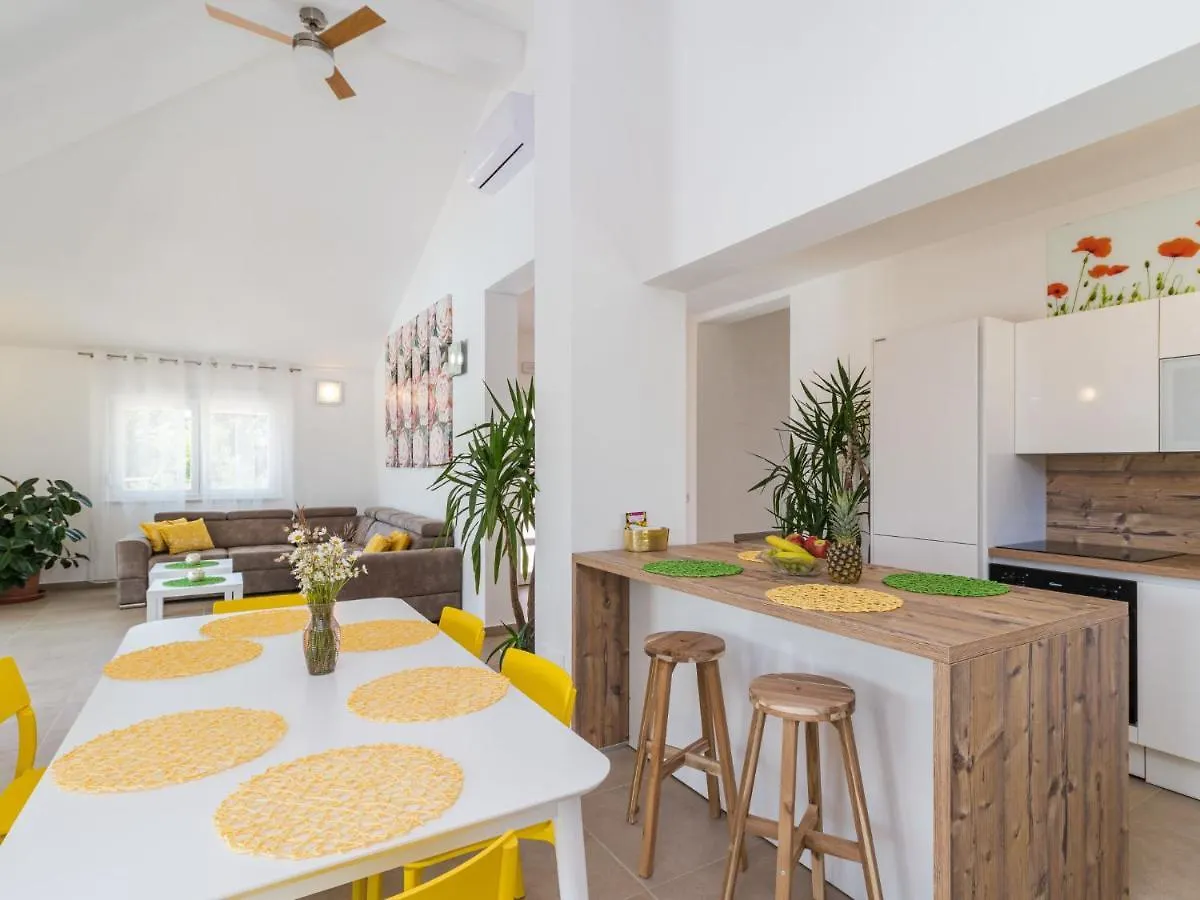 Holiday Home Mario By Interhome Svetvincenat